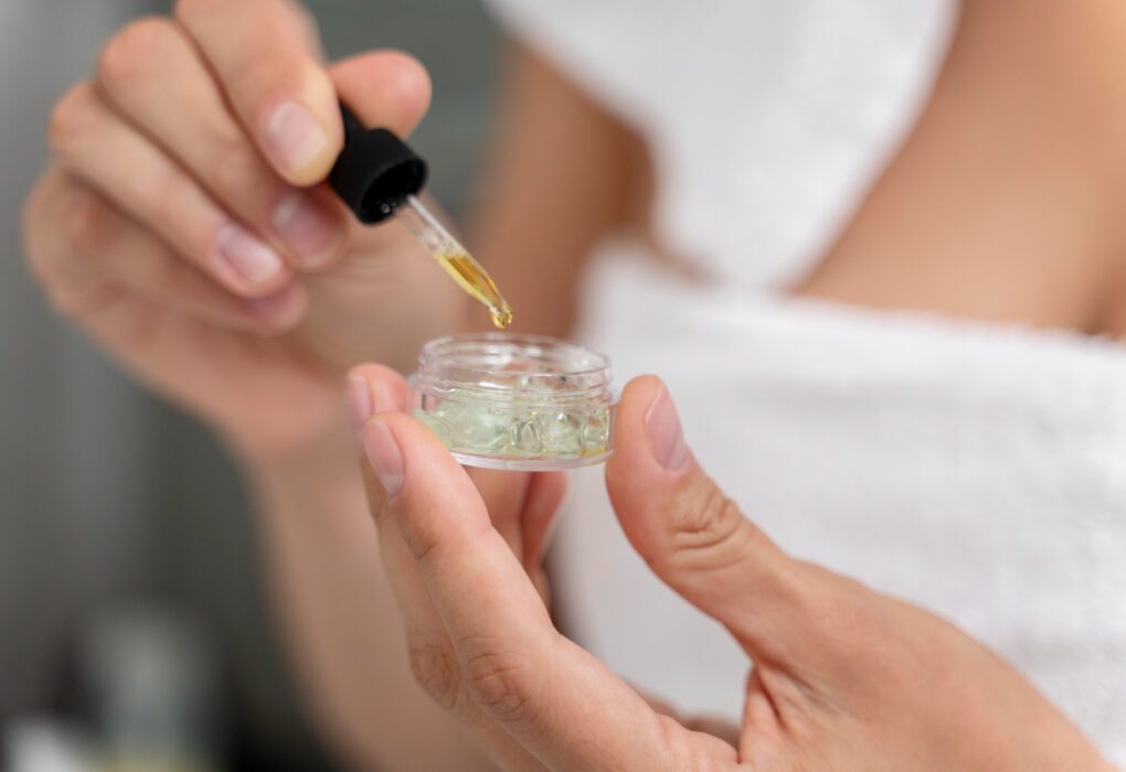 Profesionali kosmetika sveikai ir jaunatviškai odai, įskaitant kremus ir serumus ant švaraus fono.