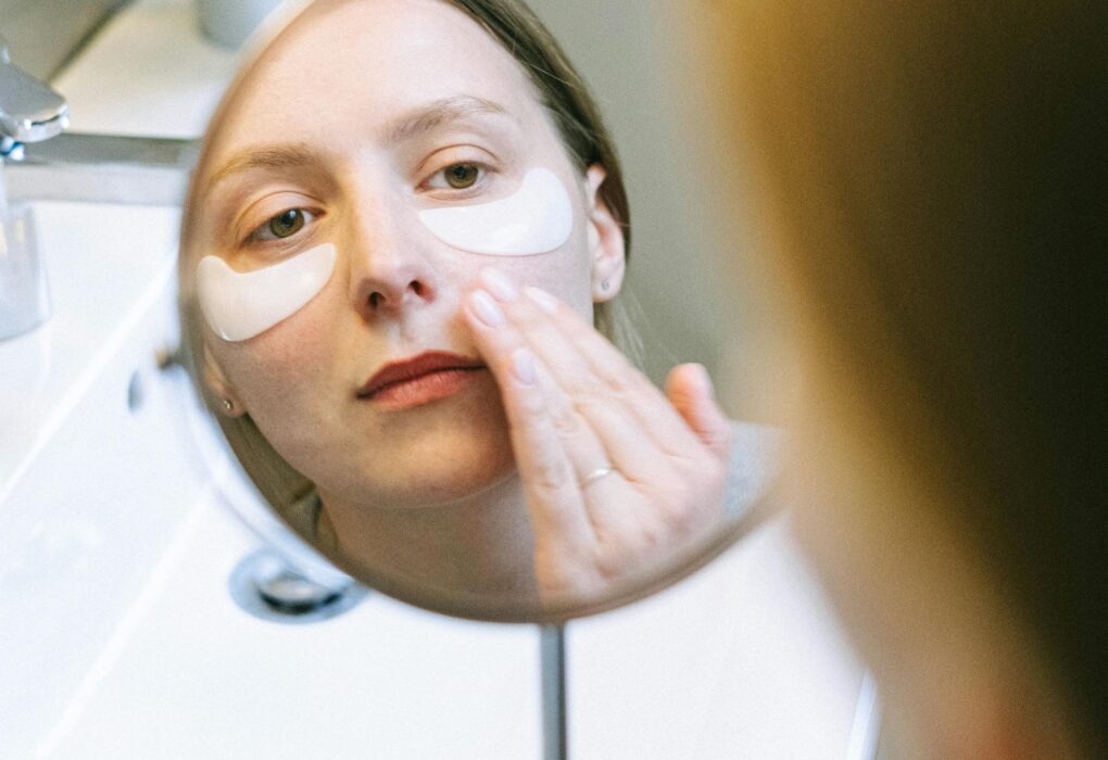 Artimas vaizdas žmogaus su pajuodusiais paakiais, rodantis nuovargio ir odos paburkimo požymius.